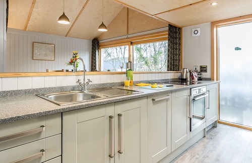 Corfe Castle Cottage | LODGE 3, family friendly, with hot tub in Corfe Castle