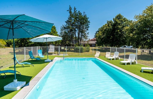 Lesperon RV Rental | "Lodge 3" with Shared Pool, Private Terrace and Shared Garden