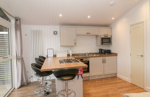 Errol Cottage | LODGE 4 - GLENDOIG, family friendly, with a garden in Errol