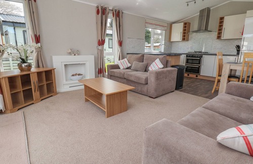 Saint Asaph Cottage | LODGE 4, pet friendly, with pool in St Asaph