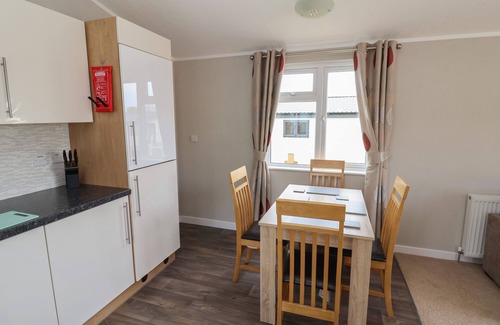 Saint Asaph Cottage | LODGE 4, pet friendly, with pool in St Asaph