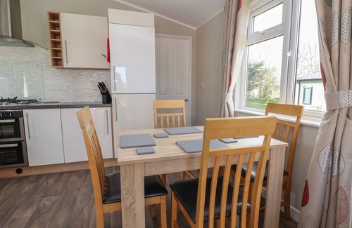 Saint Asaph Cottage | LODGE 4, pet friendly, with pool in St Asaph