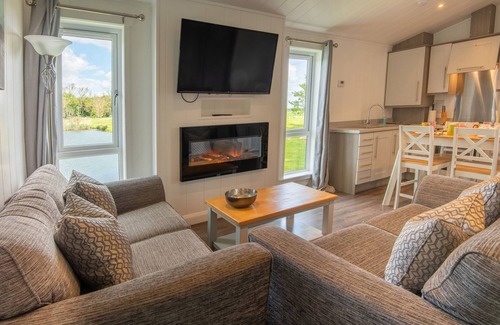 Errol Cottage | LODGE 7 - THE EARN, romantic, character holiday cottage in Errol