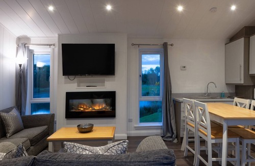 Errol Cottage | LODGE 7 - THE EARN, romantic, character holiday cottage in Errol
