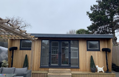 Hove Cottage | Lodge , air con , Free Parking , Mini bar