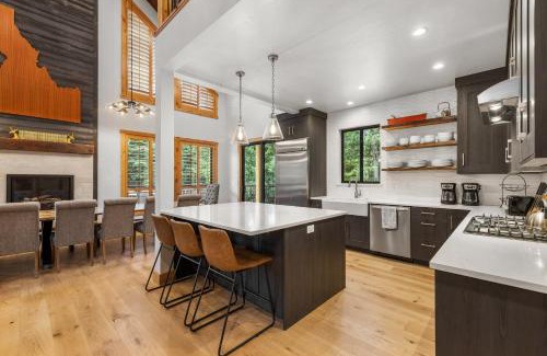 McCall House | Lodge at Alexander - 8 bd - Hot tub - GameRm - AC - Trailer parking - Fireplace - Fire pit