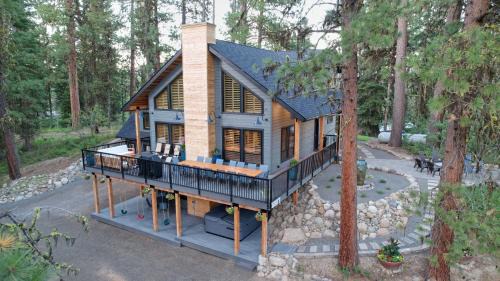 McCall House | Lodge at Alexander - 8 bd - Hot tub - GameRm - AC - Trailer parking - Fireplace - Fire pit