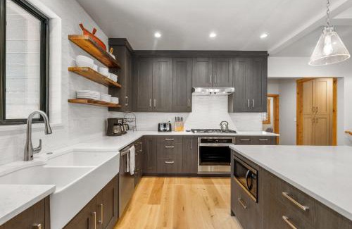 McCall House | Lodge at Alexander - 8 bd - Hot tub - GameRm - AC - Trailer parking - Fireplace - Fire pit