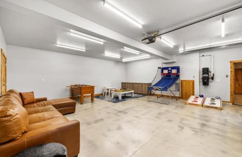 McCall House | Lodge at Alexander - 8 bd - Hot tub - GameRm - AC - Trailer parking - Fireplace - Fire pit