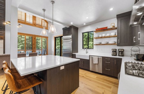 McCall House | Lodge at Alexander - 8 bd - Hot tub - GameRm - AC - Trailer parking - Fireplace - Fire pit