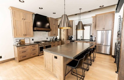 Island Park Cabin | Lodge at Cutthroat Landing- 20 mins to Yellowstone+Hot Tub+FirePit+Pickleball+La