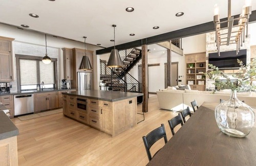 Island Park Cabin | Lodge at Cutthroat Landing- 20 mins to Yellowstone+Hot Tub+FirePit+Pickleball+La