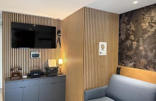 Saint-Laurent-dAndenay House | Lodge avec Spa extérieur privé en option et mini-ferme sur place