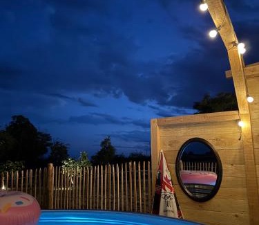 Saint-Laurent-dAndenay House | Lodge avec Spa extérieur privé en option et mini-ferme sur place