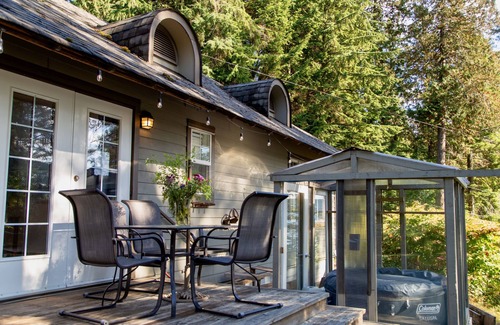 Port Moody Cabin | Lodge C2 |Hot tub & Sauna |Cape Carraholly Retreat