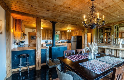 Boone Cabin | Lodge & Cabin PET/FEED/BRUSH HORSES! Hot Tub Roku Great Views Privacy