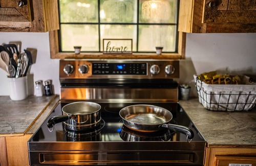 Boone Cabin | Lodge & Cabin PET/FEED/BRUSH HORSES! Hot Tub Roku Great Views Privacy