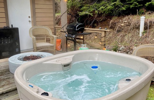 Port Moody Cabin | Lodge D2 |Hot tub & Sauna |Cape Carraholly Retreat