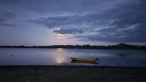 Ancud House | Lodge familiar vista estuario coipomo, Ancud