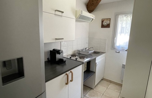 Cabrieres-d'Avignon Cottage | Lodge in a small private residence with swimming pool in a green setting