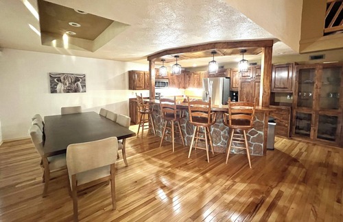 Tom Cabin | Lodge in the Missouri Hills ~ stocked pond ~ secluded retreat! SLEEPS 10!