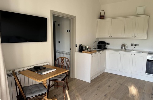 Dorchester Cabin | Lodge/KingBed/PrivG/PetsOK/FreeP/Wifi