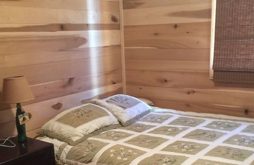 Cobden House | Lodge nestled in the foothills of the Shawnee National Forest