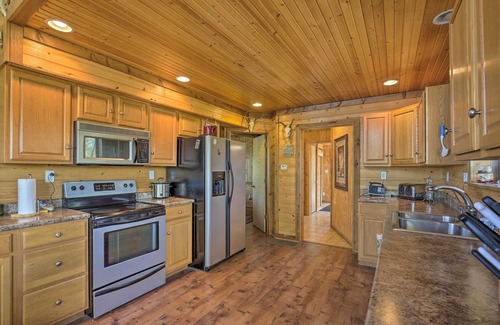 Wakenda Cabin | Lodge on 240 Acres w/Deck, Grill & Fire Pit!