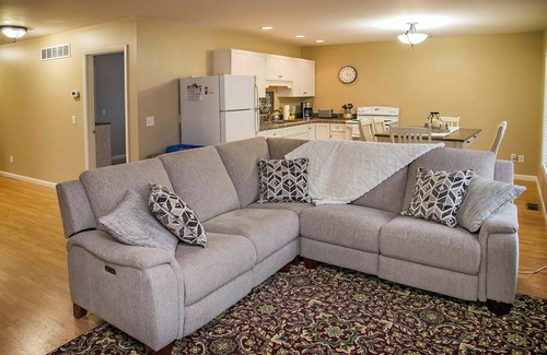 Bradford House | Lodge on Lamoka Guest House