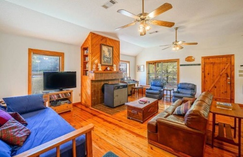 Murfreesboro House | Lodge on Little Missouri river-river decks & access