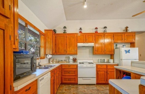 Murfreesboro House | Lodge on Little Missouri river-river decks & access
