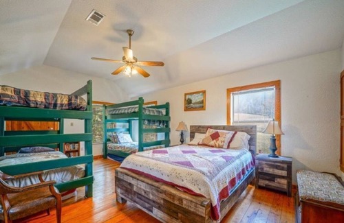 Murfreesboro House | Lodge on Little Missouri river-river decks & access