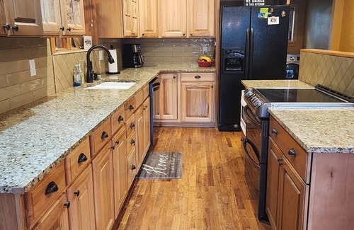 Saddlestring Cabin | Lodge on Ponderosa. 4 sleeping areas. 2 Bathrooms. WiFi, fireplace, office