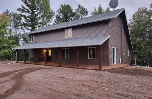 Tomahawk House | Lodge on Road Lake
