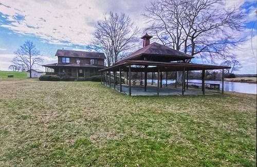 Pine Mountain Cabin | Lodge on the lake inside a family farm 2 or 5 bedroom