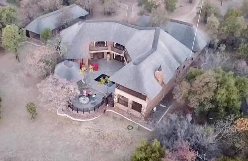 Leeupoort House | Lodge on Watering Hole , Zebula