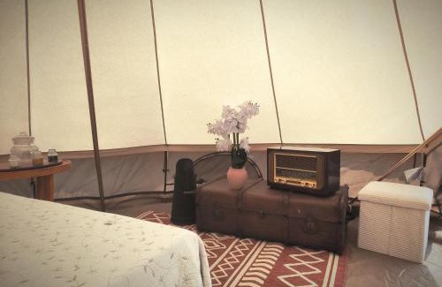 Lapalisse Other | Lodge romantique "esprit brocante" et son jacuzzi privatif