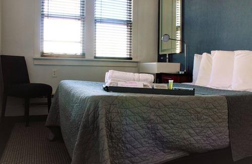East Stroudsburg Resort | Lodge Room Shared Bath