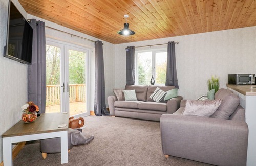 Grampound Cottage | LODGE THREE, family friendly, with a garden in Summercourt
