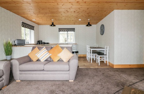 Grampound Cottage | LODGE TWO, family friendly, with a garden in Summercourt