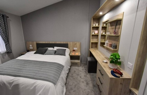 Woodhorn Cabin | Lodge with a Sea View and Private Parking, Full Bathroom and En Suite