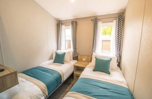 Woodhorn Cabin | Lodge with a Sea View and Private Parking, Full Bathroom and En Suite