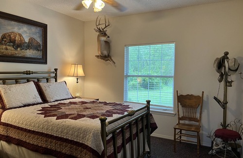 Adair Cabin | Lodge with fishing & guided hunts available! Minutes from Tulsa & Grand Lake!