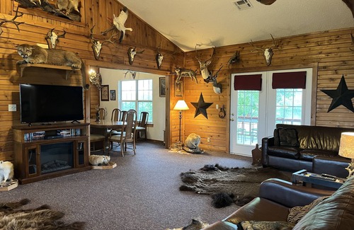 Adair Cabin | Lodge with fishing & guided hunts available! Minutes from Tulsa & Grand Lake!