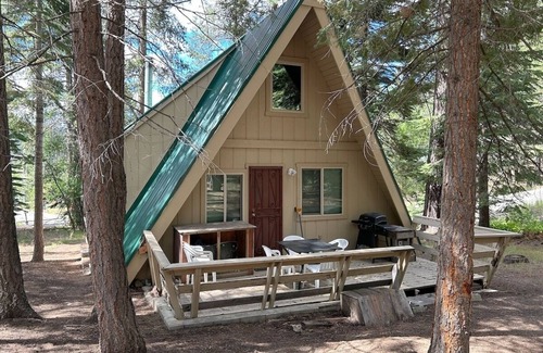 Pioneer Trail House | Lodgepole Chalet 3 Bedroom Home by RedAwning