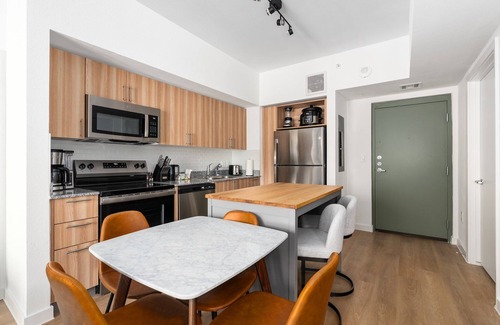 Addicks Apartment | Lodgeur | Fresh 2BR w/balcony | Energy Corridor
