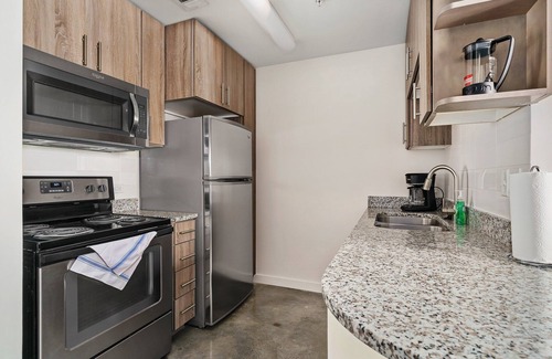 Midtown Apartment | Lodgeur | Marvelous studio w/pool view | Midtown