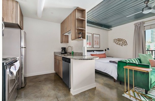 Midtown Apartment | Lodgeur | Marvelous studio w/pool view | Midtown