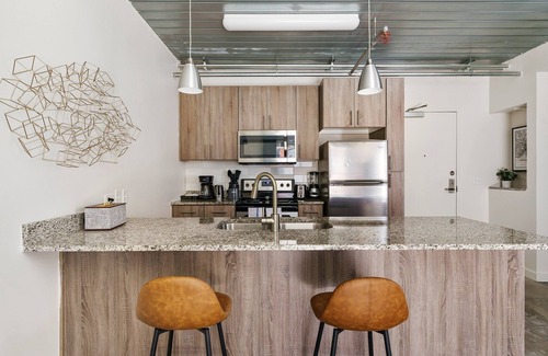 Midtown Apartment | Lodgeur | Pool-side 1BR loft w/office | Midtown
