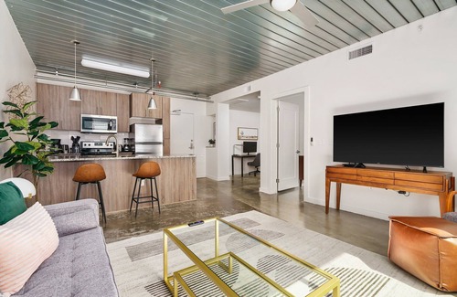 Midtown Apartment | Lodgeur | Pool-side 1BR loft w/office | Midtown